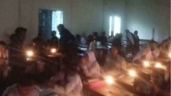 মোমবাতি জ্বালিয়ে  এসএসসি ও সমমানের পরীক্ষার দিলেন শিক্ষার্থীরা