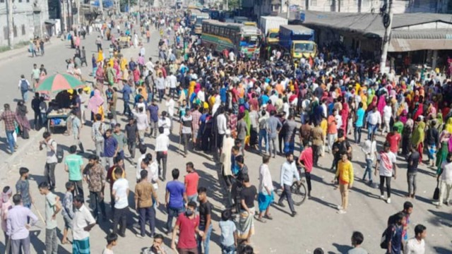 গাজীপুরের শ্রমিকদের সড়ক অবরোধ