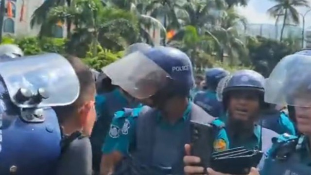 যমুনার সামনে পুলিশ সদস্যের তুলে রাখলেন ডিসি মাসুদ আলম