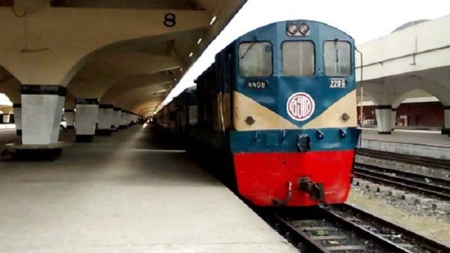 আজ সকাল থেকে কমলাপুর রেলস্টেশনে ট্রেন চলাচল স্বাভাবিক হচ্ছে