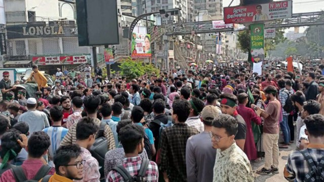 রাজধানীর সায়েন্সল্যাবে সড়ক অবরোধ করে ৭ কলেজ শিক্ষার্থীদের বিক্ষোভ