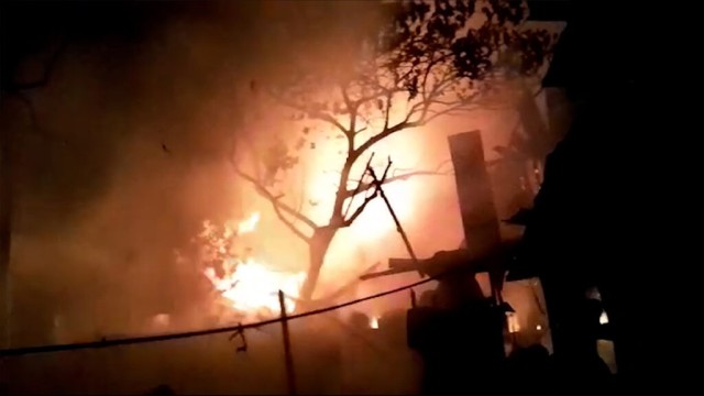বনানী ২২নং বস্তিতে আগুন লেগেছে