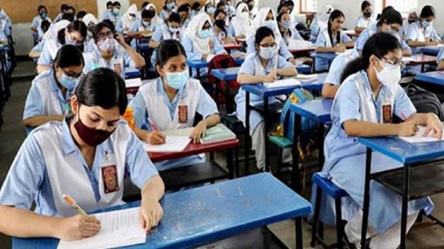 বাধ্যতামূলক মাস্ক-স্যানিটাইজার এইচএসসি পরীক্ষা কেন্দ্রে