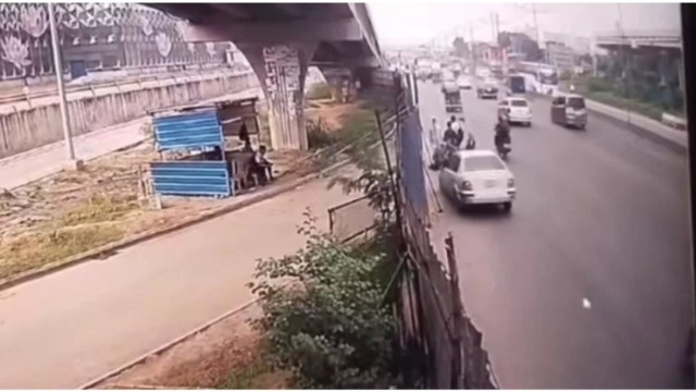 বিমানবন্দরে সামনে শিক্ষার্থীদের উপর ওঠে গেলো গাড়ি