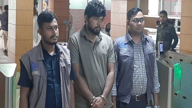 গার্লফ্রেন্ডের খরচ চালাতে, তরুণীদের ব্ল্যাকমেইল করে হাতিয়ে নিতেন লাখ লাখ টাকা হ্যাকার অনিক