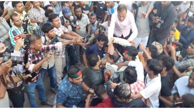 জয় বাংলা-জয়া বঙ্গবন্ধু স্লোগান দেওয়ায় গণপিটুনি দিয়ে পুলিশে সোপর্দ