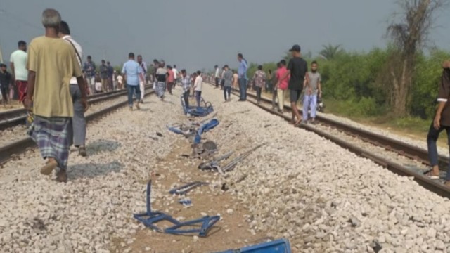 কুমিল্লায় ট্রেনের ধাক্কা অটোরিকশায় থাকা ৫ যাত্রী নিহত