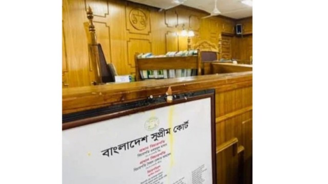 বিচারপতিকে ডিম পারলেন আইনজীবীরা