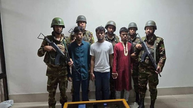 সেনাবাহিনী ও পুলিশের গাড়ি ভাঙচুরের ৩জন গ্রেফতার