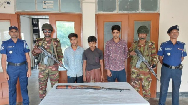 নেত্রকোণায় যৌথ বাহিনীর অভিযানে অস্ত্রসহ  আটক ৩