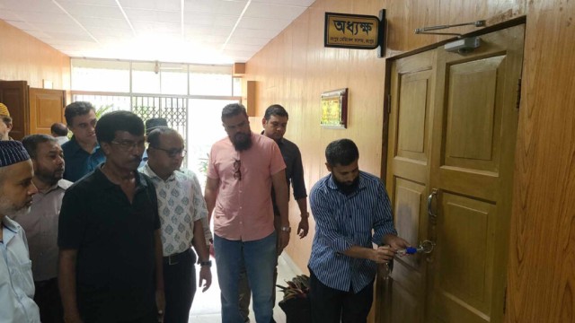 রংপুর মেডিকেল কলেজের অধ্যক্ষর পদত্যাগ দাবিতে তার রুমে তালা