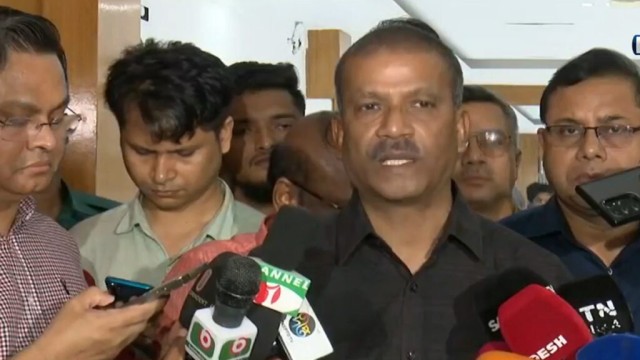 আওয়ামী লীগ গণহত্যার’ বিচার হওয়ার আগে আর নির্বাচনে অংশ নিতে পারবে কি না, সে বিষয় সংশয়: আইন উপদেষ্টা