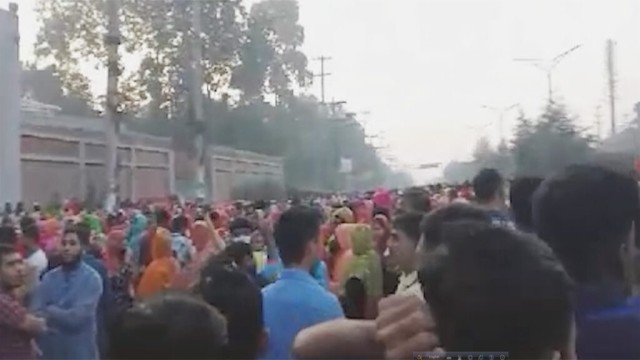 গাজীপুরের আন্দোলন করছে গার্মেন্টস কর্মীরা
