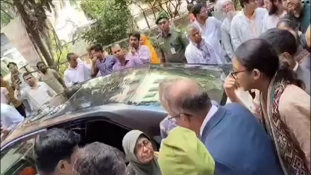 আহত শিক্ষার্থীদের দেখতে গিয়ে তোপের মুখে পড়েন স্বাস্থ্য উপদেষ্টা