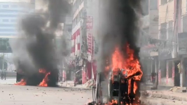 মিরপুরে পুলিশ এবং সেনাবাহিনীর গাড়িতে আগুন