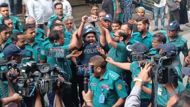 আদালতে চিৎকার দিয়ে  জয় বাংলা স্লোগান দিয়েছেন সোলায়মান সেলিম