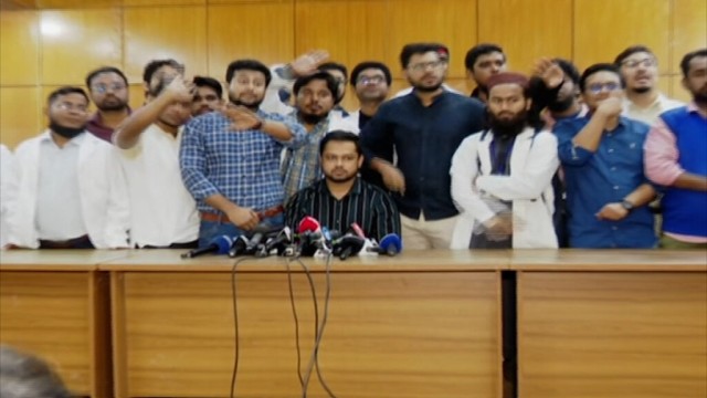 পোস্ট গ্র্যাজুয়েট ট্রেইনি চিকিৎসকরা আন্দোলন স্থগিতের ঘোষণা দিয়েছে