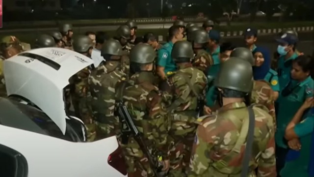 ৩০০ ফিটে  সেনাবাহিনীর অভিযানে ২ লাখ ৭০ হাজার ৮০০ টাকা জরিমানা। মামলা হয়েছে ১১৯টি।